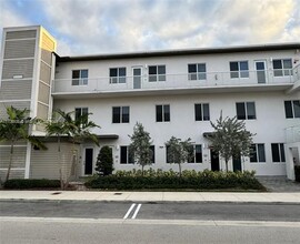 10270 NW 66th St, Unit 107 in Doral, FL - Foto de edificio - Building Photo