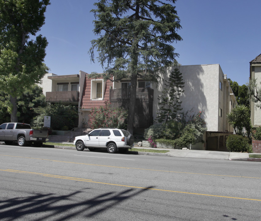 5035 Coldwater Canyon Ave in Van Nuys, CA - Building Photo