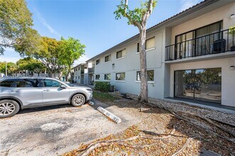 7095 NW 179th St in Hialeah, FL - Foto de edificio - Building Photo