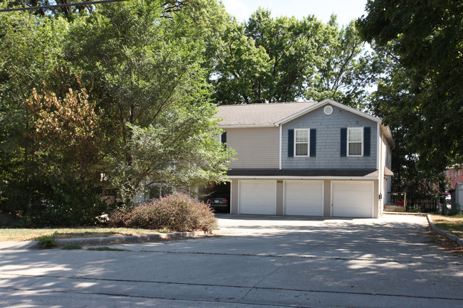 Heatherwood Apartments in Overland Park, KS - Building Photo - Building Photo