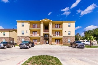 Chaparral Place Apartments in Pleasanton, TX - Building Photo - Building Photo