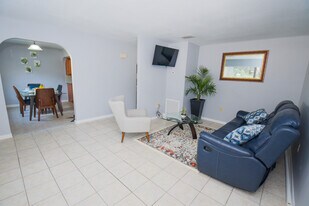 913 Sumter St, Unit 102 in Leesburg, FL - Building Photo