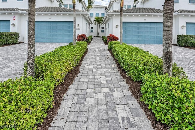 8886 St Lucia Dr in Naples, FL - Building Photo - Building Photo
