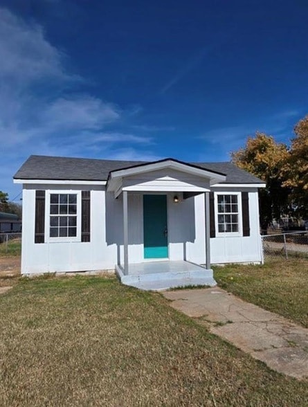 property at 703 W Phillips St