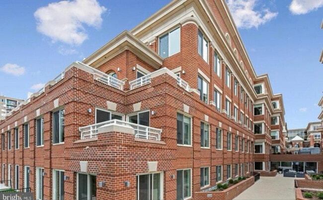 625 Slaters Ln in Alexandria, VA - Building Photo - Building Photo