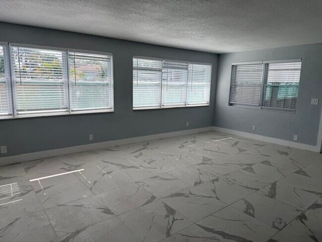 214 SE 3rd Terrace in Dania Beach, FL - Building Photo - Building Photo