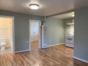 4808 NE 99th Ave, Unit E in Portland, OR - Building Photo - Building Photo