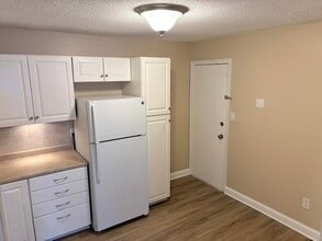 4 Lancelot Court in Salem, NH - Building Photo - Building Photo