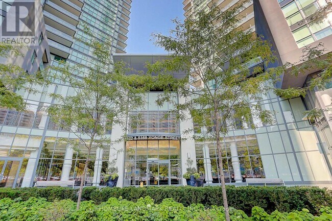 5168 Yonge St in Toronto, ON - Building Photo - Building Photo