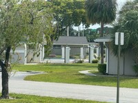 812 Tiffany Dr W in West Palm Beach, FL - Building Photo - Building Photo