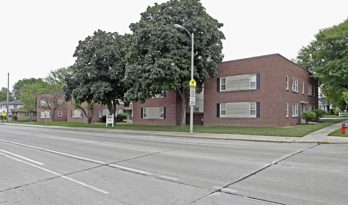 Grace Apartments in Wauwatosa, WI - Building Photo