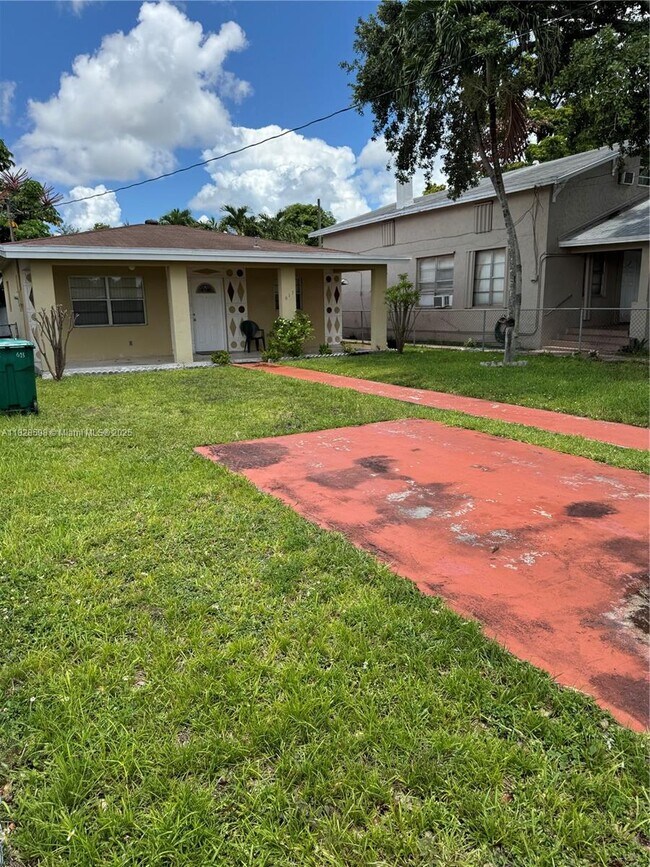 613 NW 58th Ave in Miami, FL - Building Photo - Building Photo