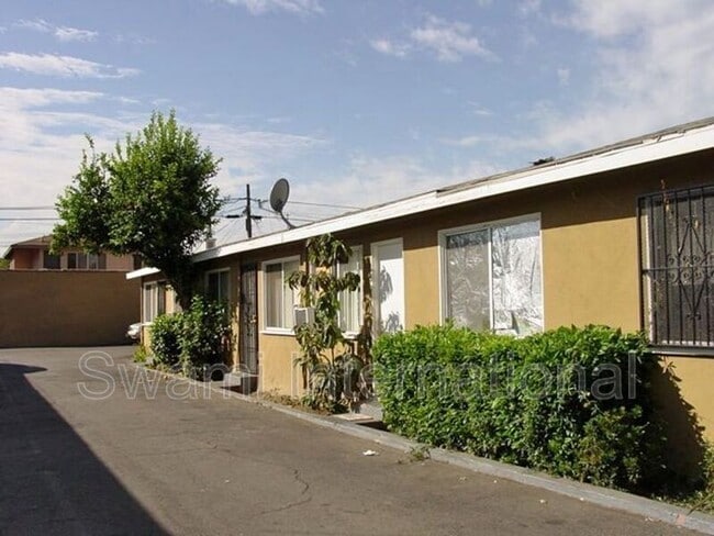 4542 W Imperial Hwy in Inglewood, CA - Building Photo - Building Photo