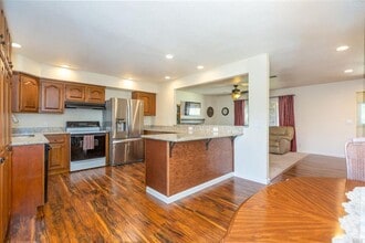 566 Burlington Dr in Vacaville, CA - Foto de edificio - Building Photo