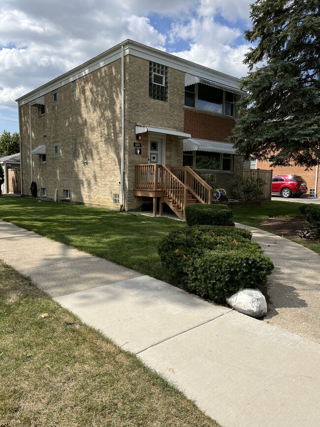 1018 E Oak Ave, Unit 1018 East Oak