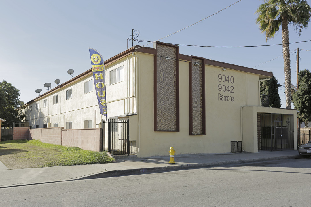 Ramona Street Apartments in Bellflower, CA - Foto de edificio