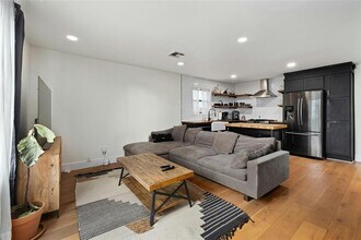 2804 Crest Ave in Austin, TX - Building Photo - Building Photo