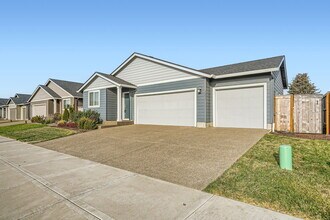 1851 Smith Dr in Woodburn, OR - Building Photo - Building Photo