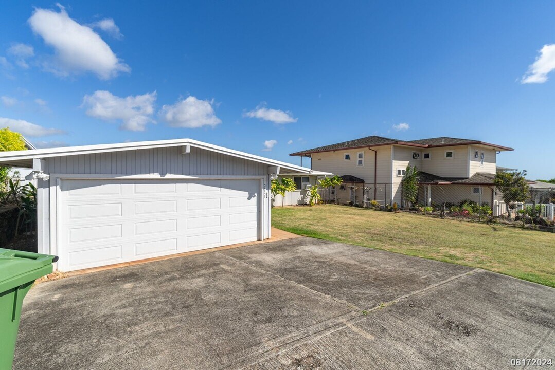2127 Awikiwiki St in Pearl City, HI - Building Photo