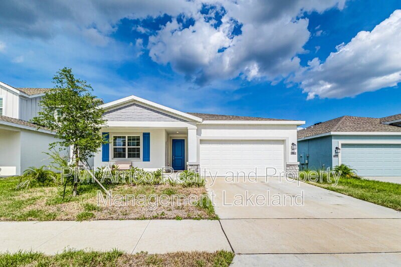 1121 Deepwater Cir in Eagle Lake, FL - Building Photo