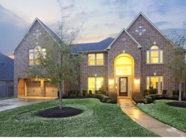 property at 16107 Finnigans Cir