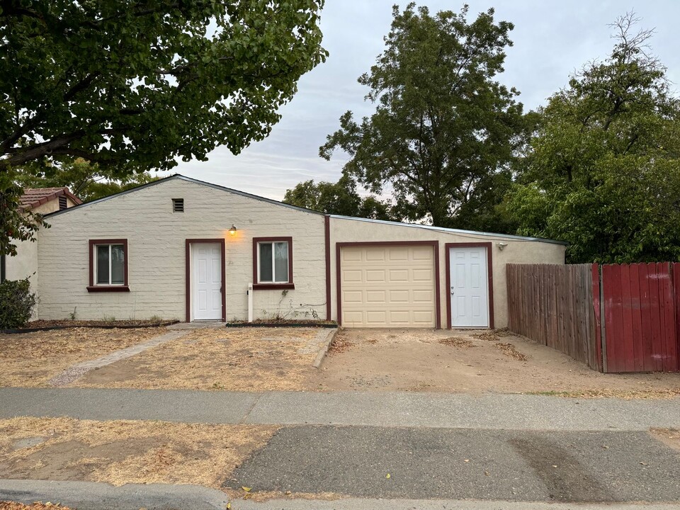 1427 Vernon St in Roseville, CA - Building Photo