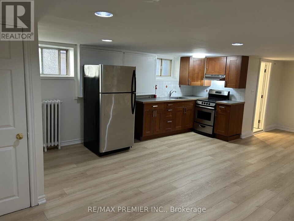 1342 Pape Ave in Toronto, ON - Building Photo