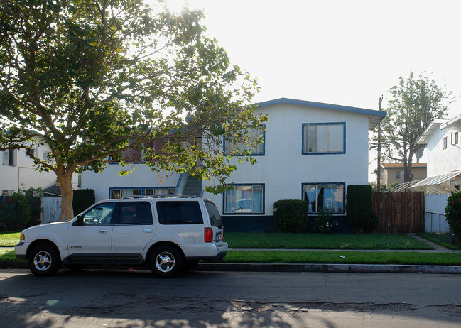 2509 S Baker St in Santa Ana, CA - Foto de edificio - Building Photo