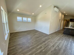 3263 NW 9th St in Redmond, OR - Foto de edificio - Building Photo
