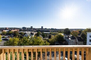 215 Notre Dame Ave in Manchester, NH - Building Photo