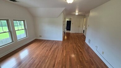 1401 W Brown Deer Rd in River Hills, WI - Building Photo - Building Photo
