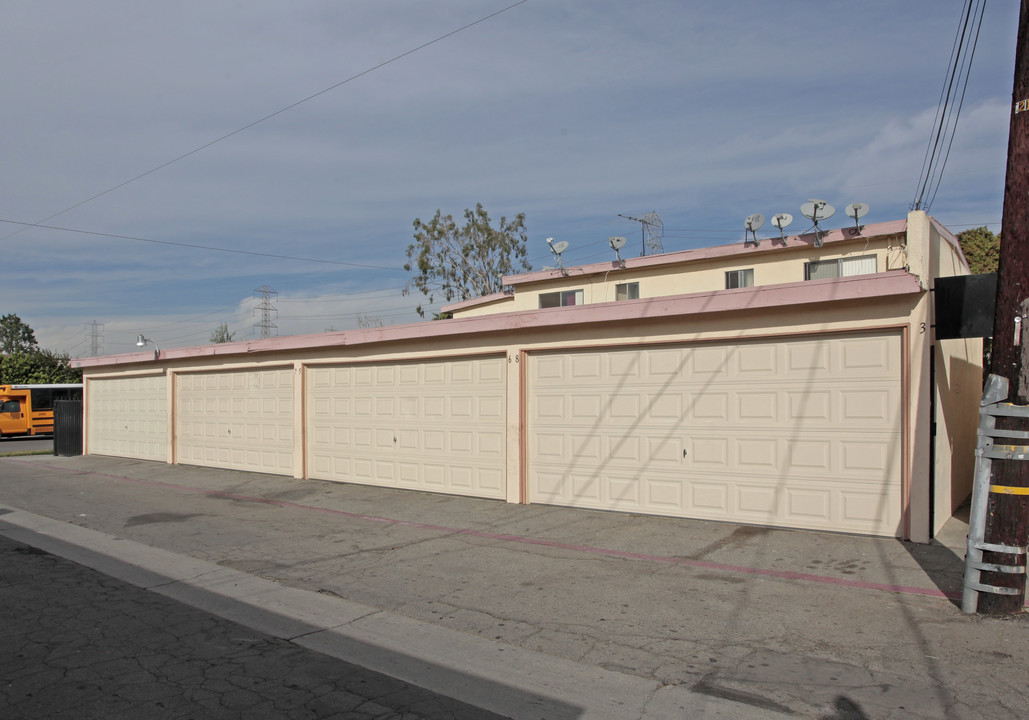 1836 W Crestwood Ln in Anaheim, CA - Building Photo