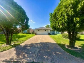 7830 Lumber Jack Dr in Houston, TX - Building Photo - Building Photo