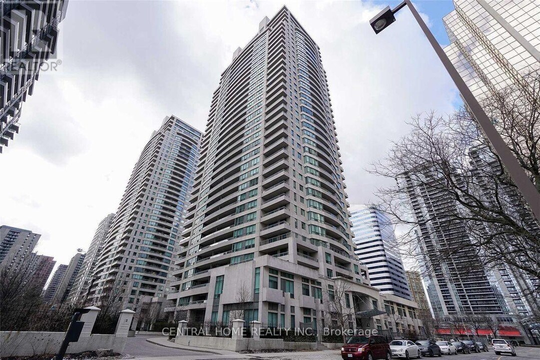 23 Hollywood Ave in Toronto, ON - Building Photo