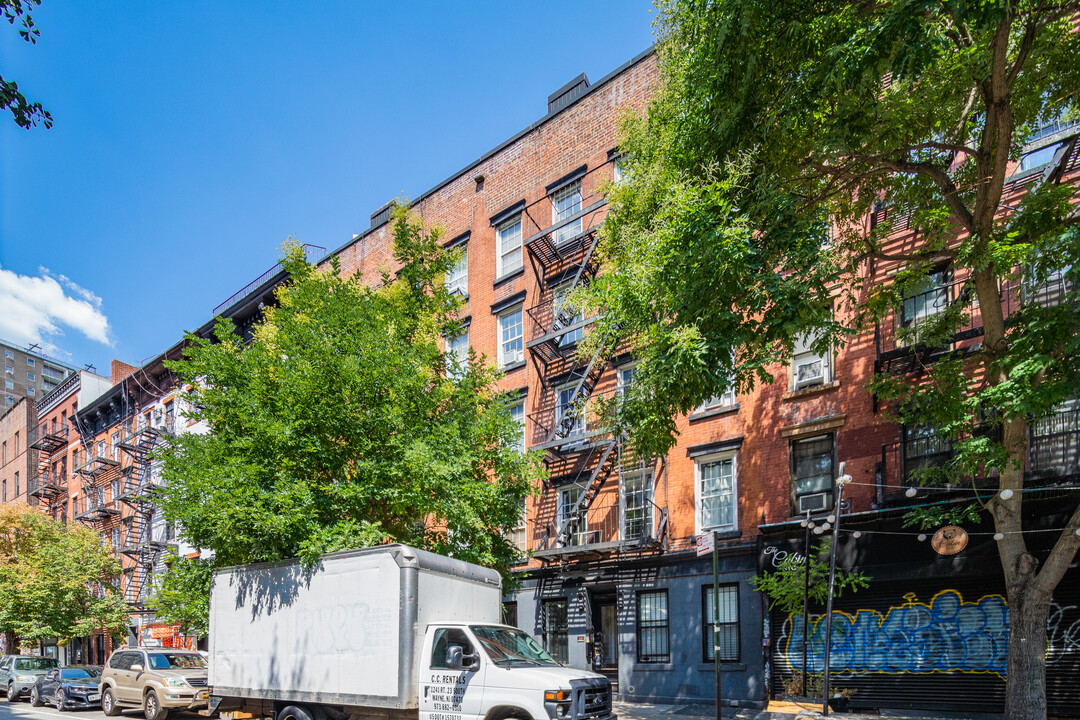 203 E 4th St in New York, NY - Foto de edificio