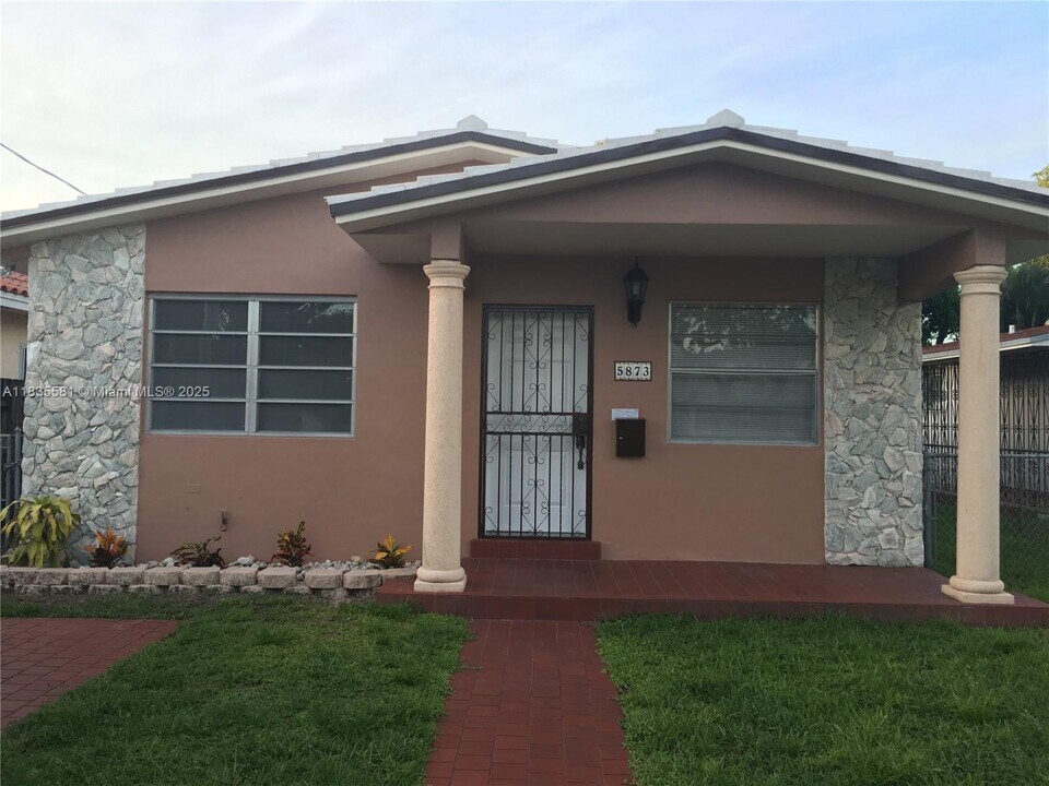 5873 SW 3rd St in Miami, FL - Building Photo