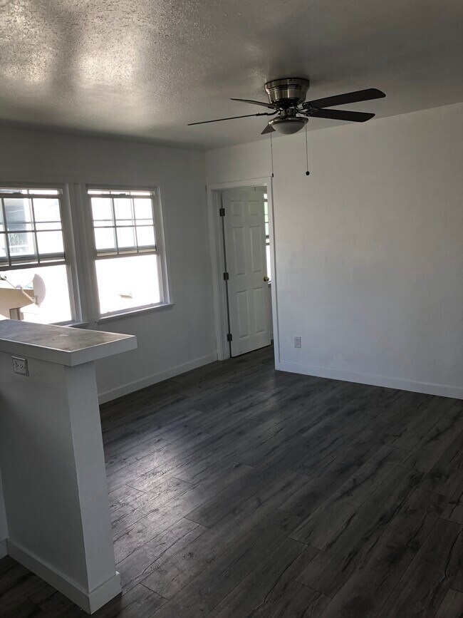 1066 E Hellman St in Long Beach, CA - Building Photo - Building Photo