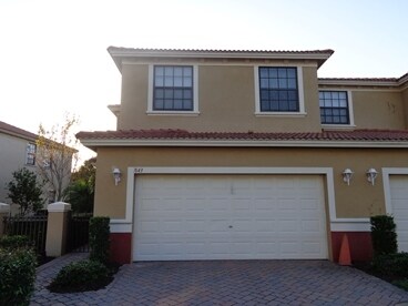 7643 Bristol Cir in Naples, FL - Building Photo