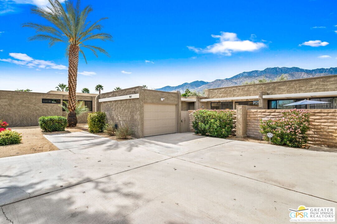 867 N Calle De Pinos in Palm Springs, CA - Building Photo