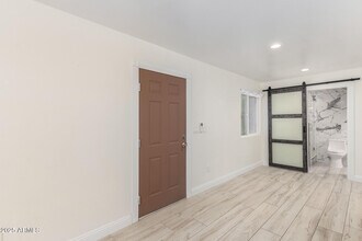 2056 W Dobbins Rd in Phoenix, AZ - Foto de edificio - Building Photo