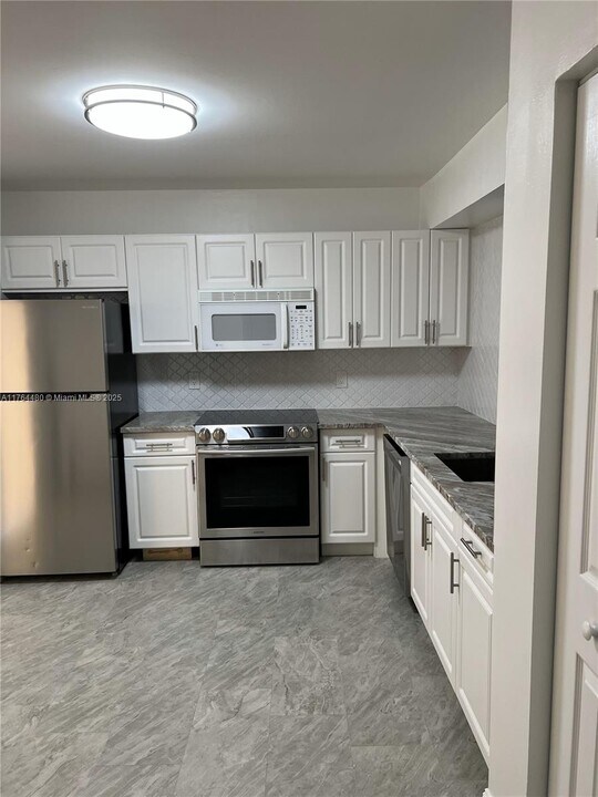808 Lakeview Cir in Royal Palm Beach, FL - Building Photo