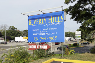 Beverly Hills Apartments in North Muskegon, MI - Foto de edificio - Other