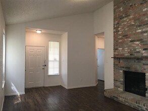 10328 Woodleaf Dr in Dallas, TX - Building Photo - Building Photo