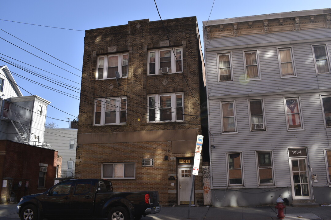 1066 Summit Ave in Jersey City, NJ - Building Photo