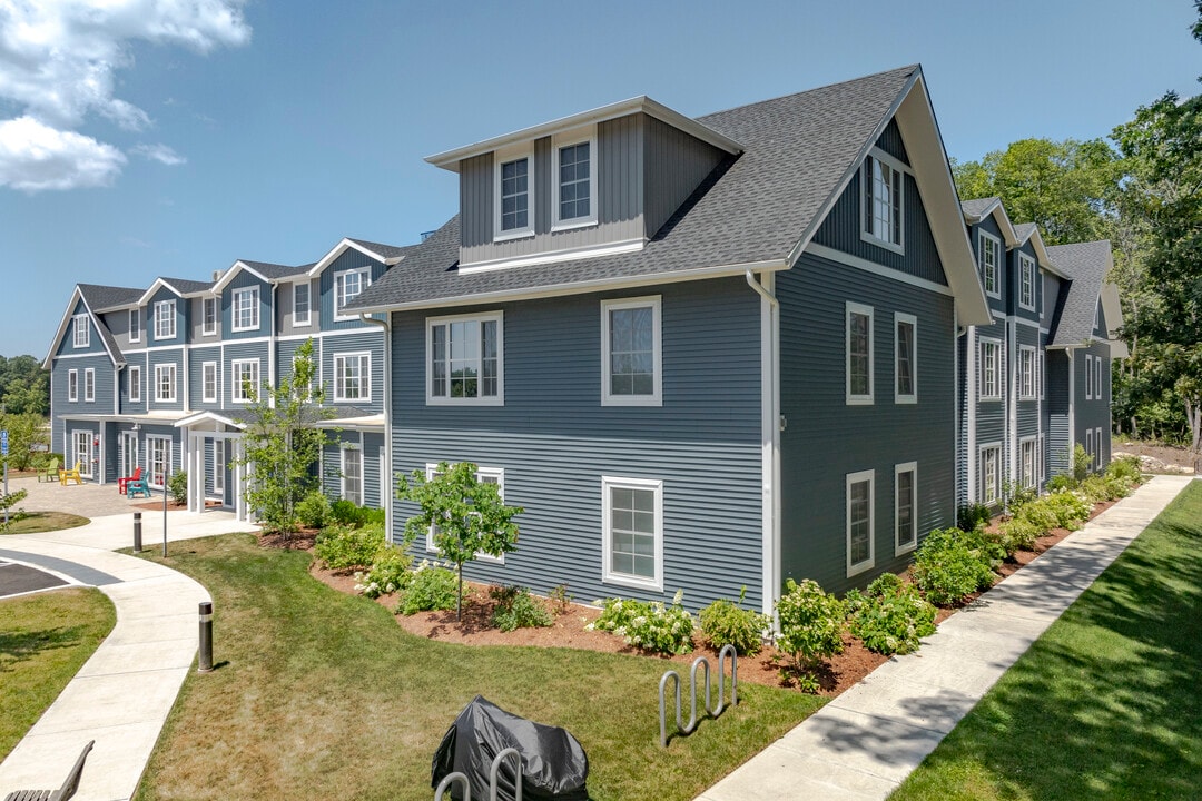 Shoreline Grove in Branford, CT - Foto de edificio