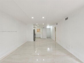 3195 Foxcroft Rd in Hollywood, FL - Building Photo - Building Photo