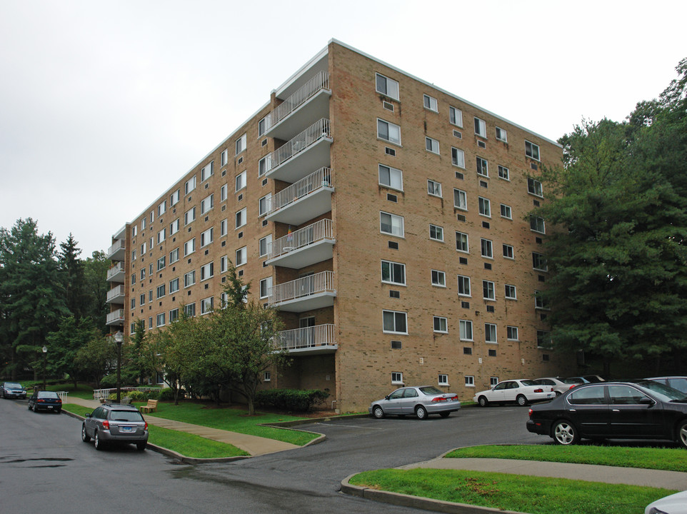 Halston House in Tarrytown, NY - Building Photo