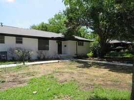 818 Thomas St in Denton, TX - Building Photo