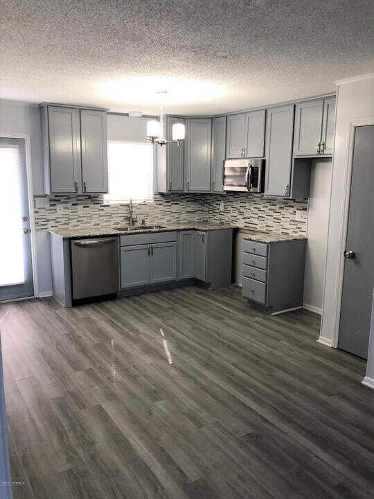 100 Ravenwood Dr-Unit -100 A in Jacksonville, NC - Foto de edificio