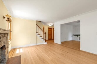 18 Hathaway Dr in Garden City, NY - Building Photo - Building Photo
